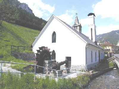 Lehrfrischhütte, im Hintergrund die Steiermärkisch-ständische Montanlehranstalt, heute Raithaus.