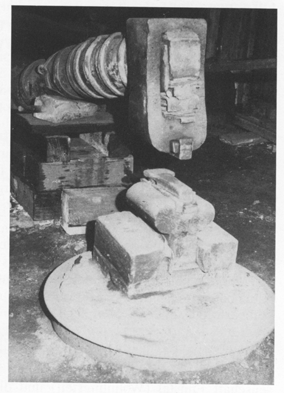 Schwanzhammer in der Lehrfrischhtte. Hammerholm mit aufgekeiltem Hammerkopf; Amboss auf der Schabotte