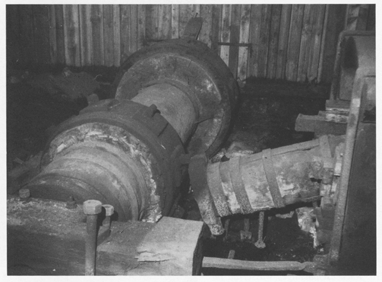 Schwanzhammer in der Lehrfrischhütte. Grindel (Welle) mit Pauke, deren Ertl (Stahlzapfen) auf den Sohlring des Hammerholmes (Stiel) drücken