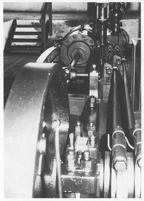 Dampfmaschine des Gebläses beim Radwerk III: hinten: liegender Zylinder, rechts: Doppelschiebersteuerung.