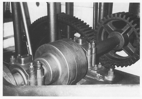 Teil des Gebläses beim Radwerk III: Kupplung (links vorne), Ritzel (rechts) und Stirnrad (hinten).