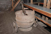 Gichtkübel mit Glockenverschluss des Bodens. Mit diesem Kübel wurde das geröstete Erz über die Öffnung an der Spitze des Ofens (Gicht) gefahren und in den Ofen geleert (begichtet).