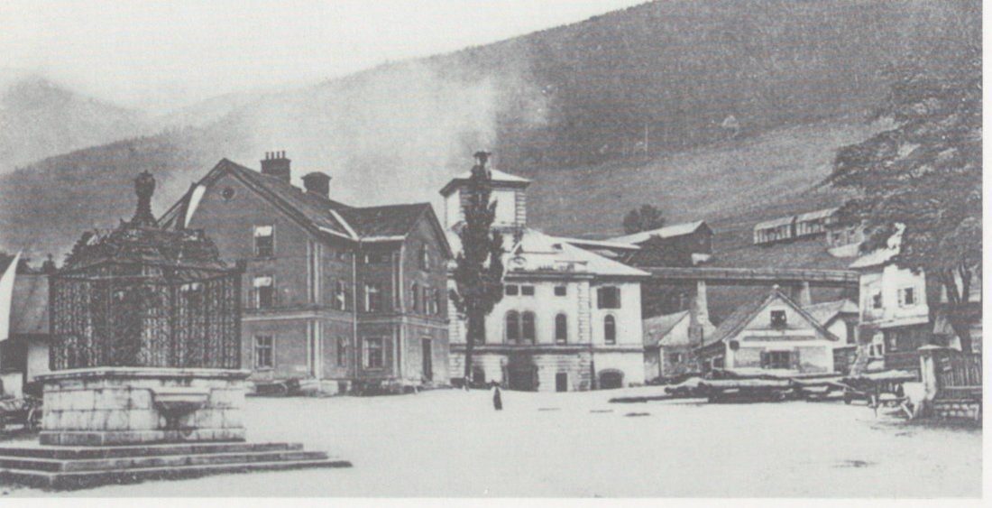 Vordernberger Hauptplatz um 1900 mit dem Marktbrunnen, dahinter das Radwerk IV und die Erzbrücke
